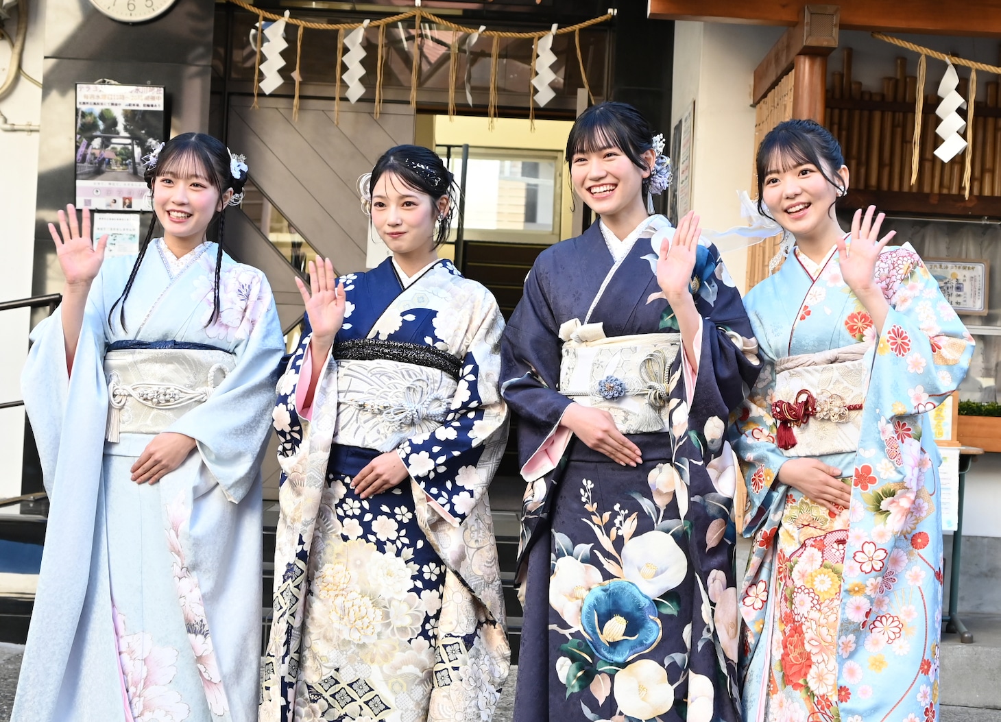 報道陣の中に塩釜を見つけて緊張が和らぐ新成人メンバー。