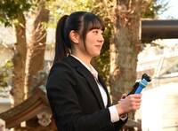 記者役で参加した塩釜菜那。