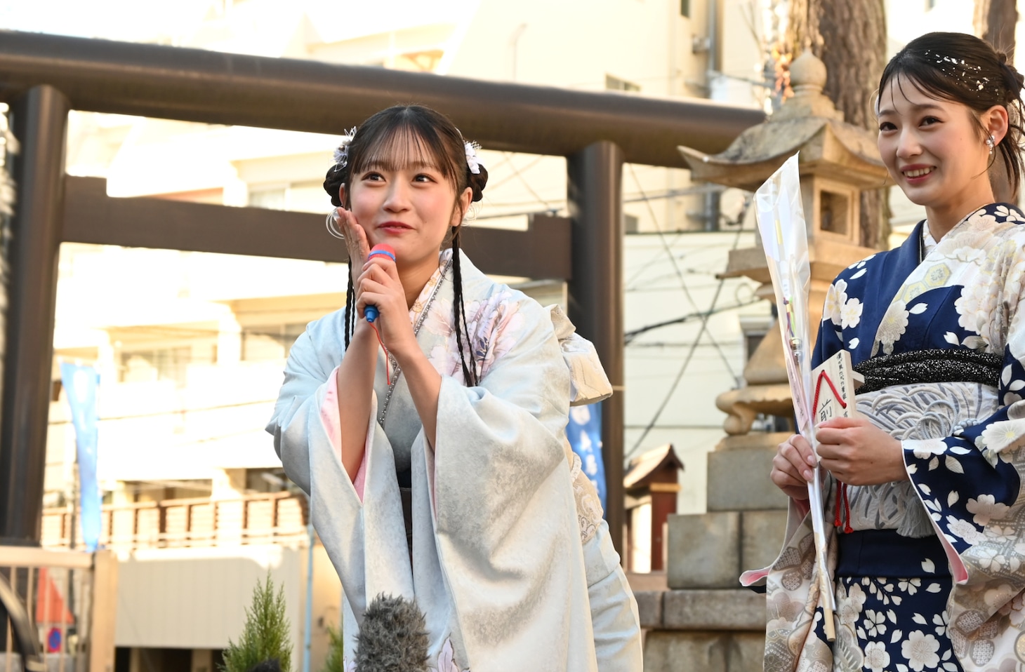 ギャグをする須永と、おそるおそる報道陣の反応をうかがう吉本。