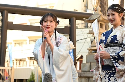 ギャグをする須永と、おそるおそる報道陣の反応をうかがう吉本。