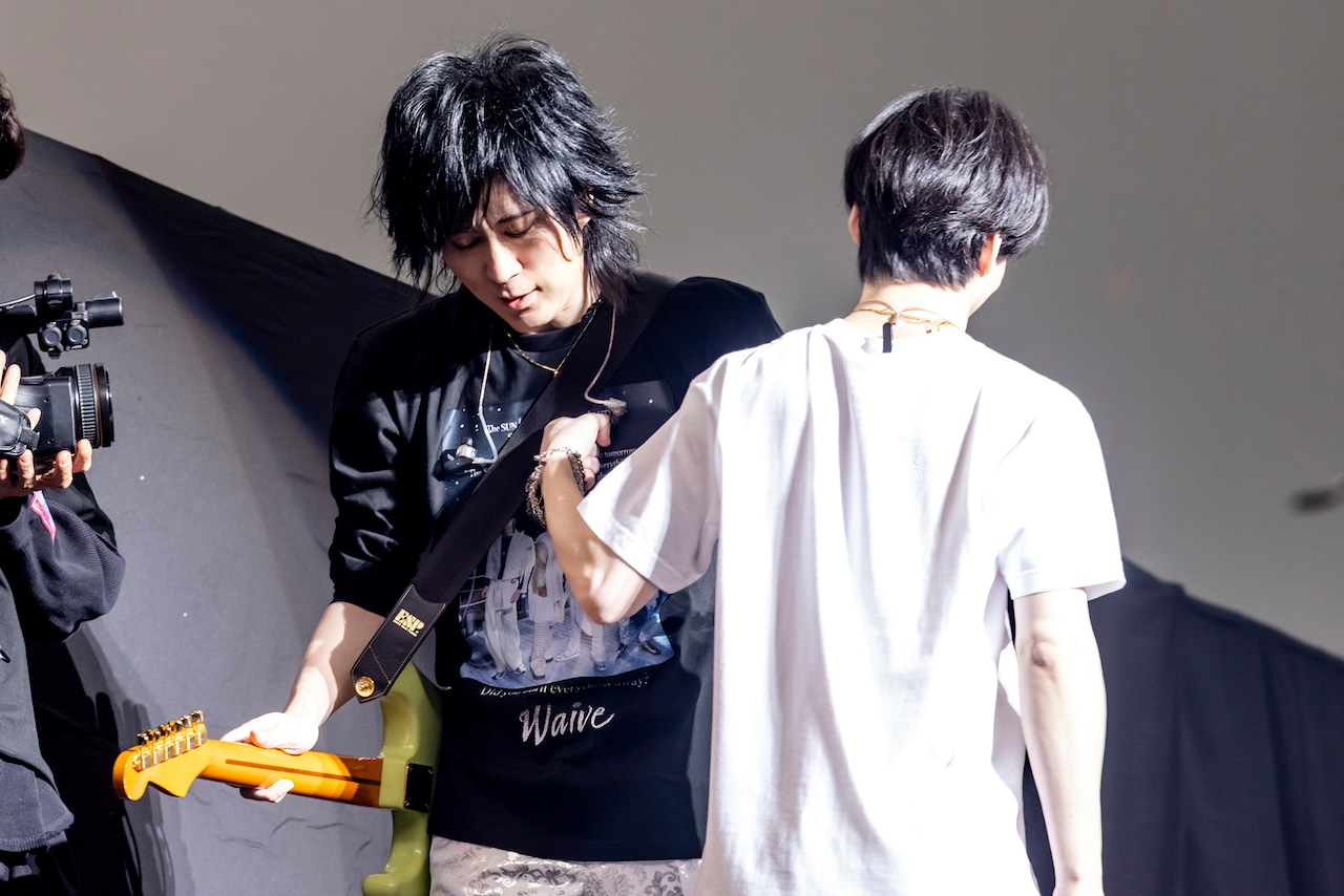 杉本善徳（G）と田澤孝介（Vo）。 - Waiveが初武道館で見せた“らしい