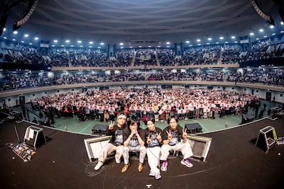 客席をバックに記念撮影をするWaive。