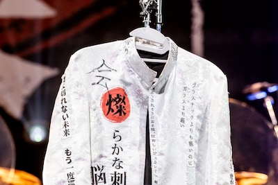 杉本善徳（G）が「会」と書き入れたジャケット。