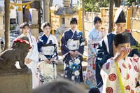 祈祷している新成人メンバー。