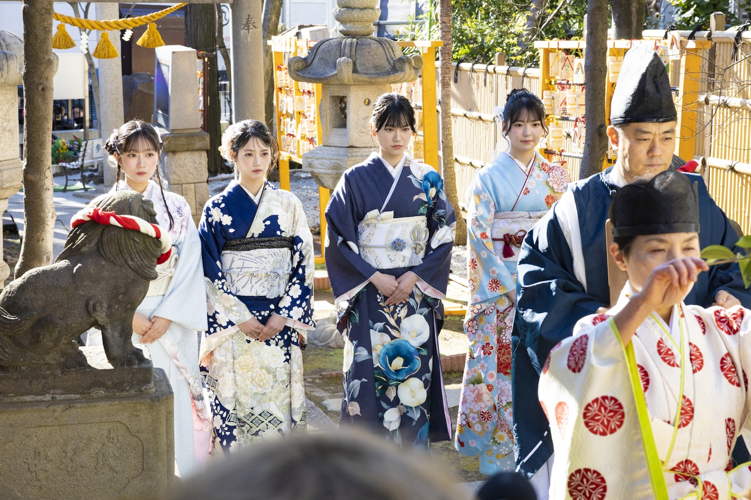 祈祷している新成人メンバー。