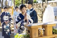 祈祷している新成人メンバー。