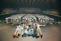 DXTEENとNICO（DXTEENファンの呼称）。グループ史上最大規模のワンマンライブ「2026 DXTEEN ARENA LIVE ～FULL OUT！～」より。