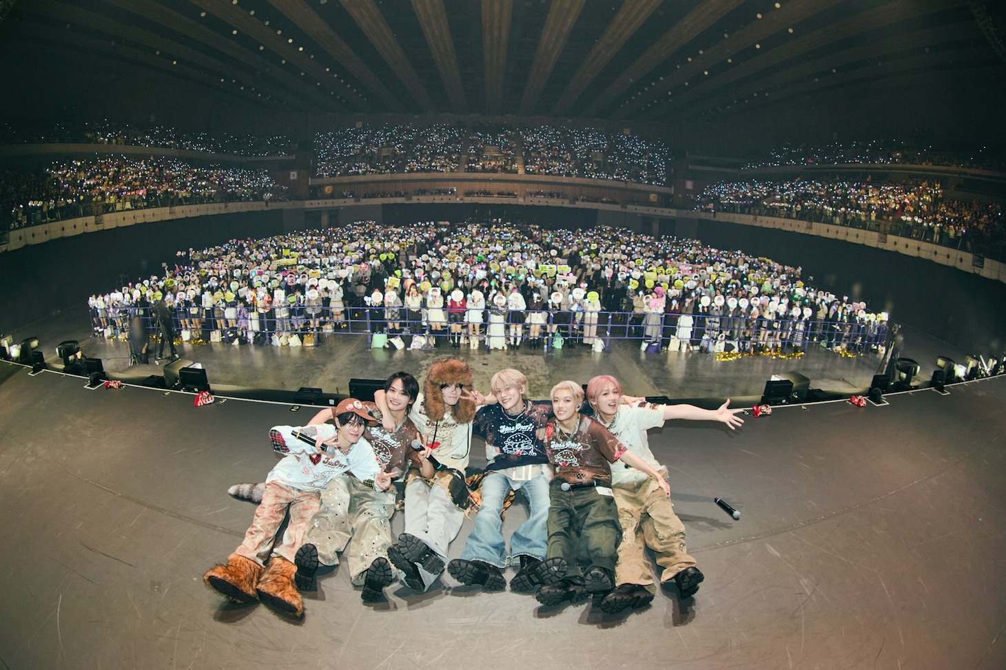 DXTEENとNICO（DXTEENファンの呼称）。グループ史上最大規模のワンマンライブ「2026 DXTEEN ARENA LIVE ～FULL OUT！～」より。
