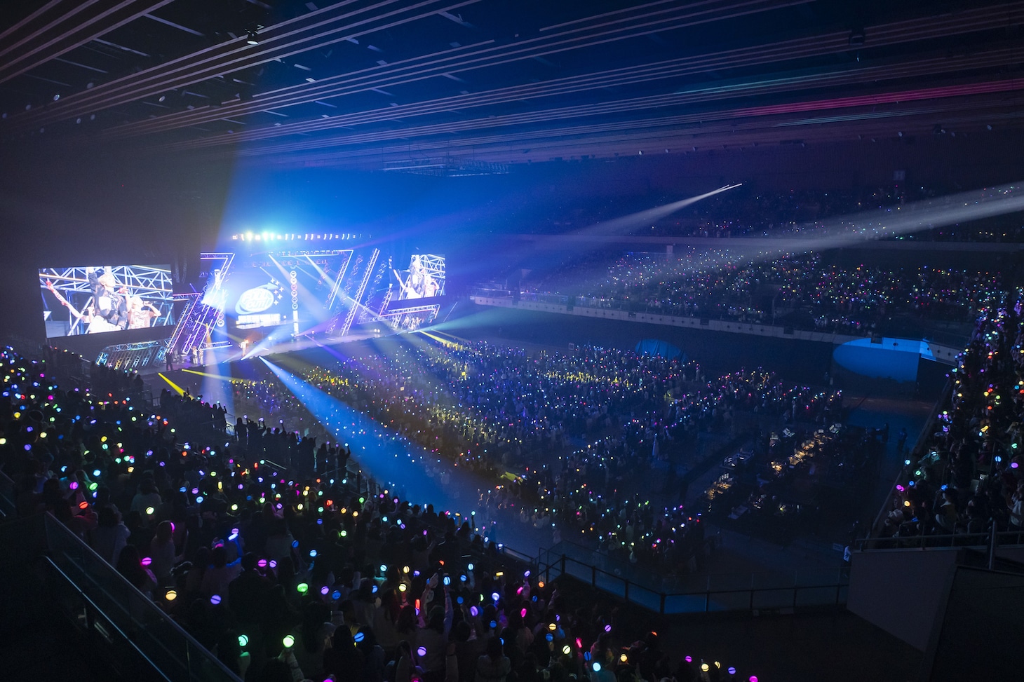 DXTEEN史上最大規模のワンマンライブ「2026 DXTEEN ARENA LIVE ～FULL OUT！～」の様子。（撮影：田中聖太郎写真事務所）