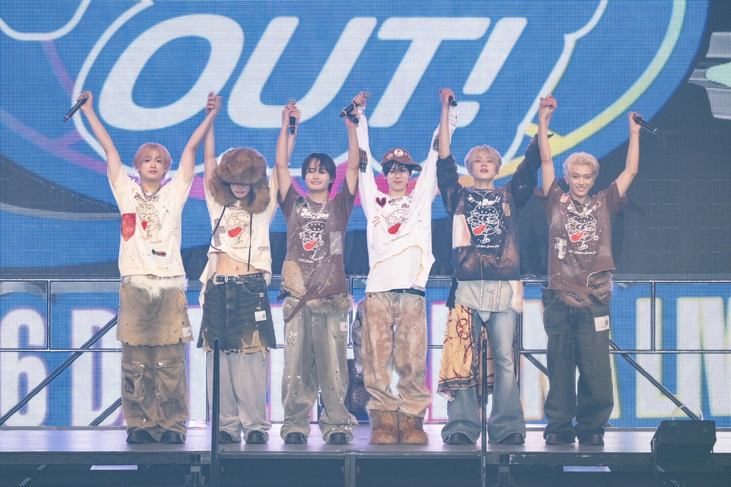 DXTEEN。グループ史上最大規模のワンマンライブ「2026 DXTEEN ARENA LIVE ～FULL OUT！～」より。（撮影：田中聖太郎写真事務所）