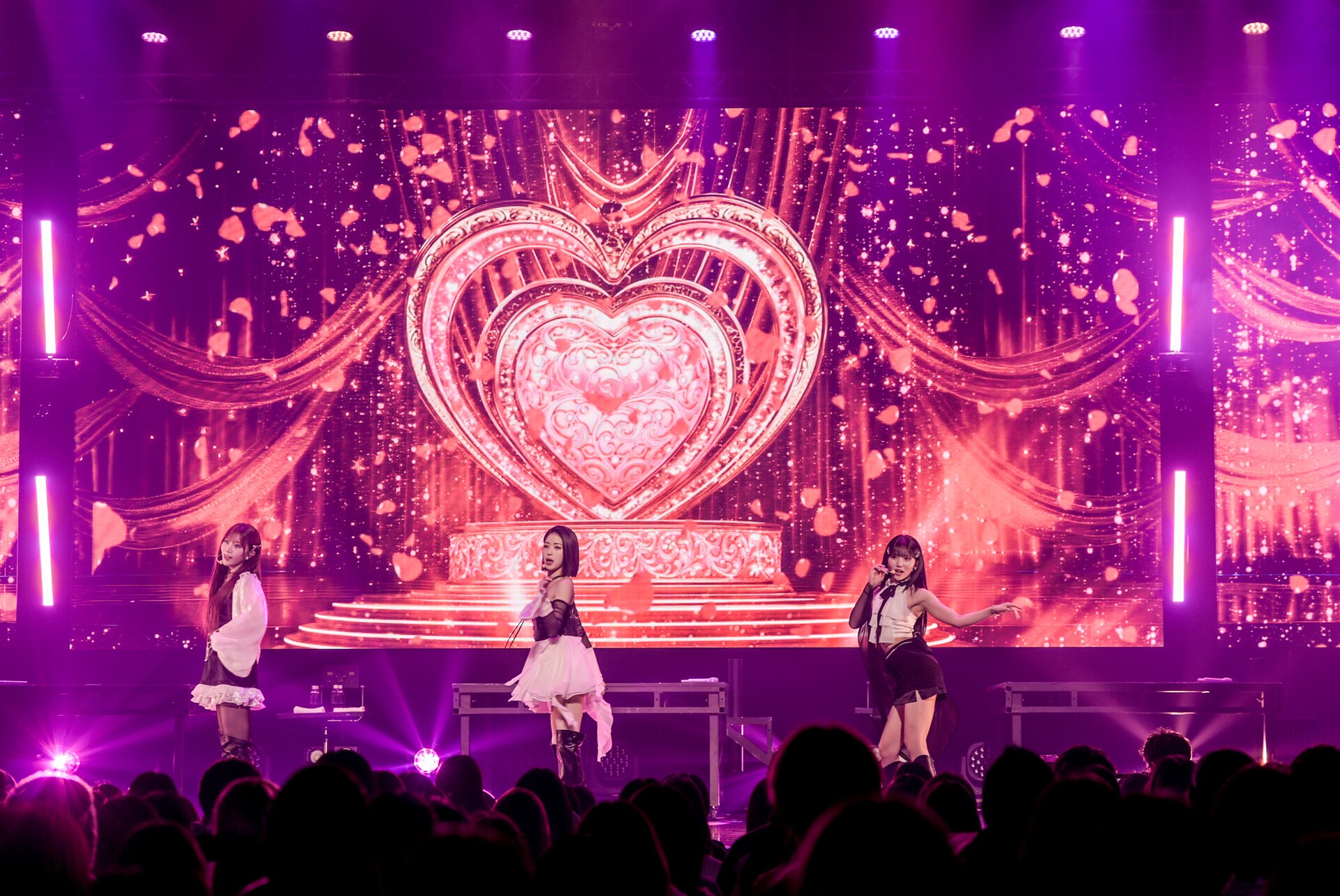 IS:SUE初全国ツアー完走、全16曲ほぼノンストップで歌い踊るストイック