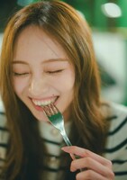 梅澤美波（乃木坂46）2nd写真集「透明な覚悟」楽天ブックス限定版の裏表紙。（撮影：東京祐）