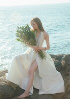 梅澤美波（乃木坂46）2nd写真集「透明な覚悟」Sony Music Shop限定版の裏表紙。（撮影：東京祐）