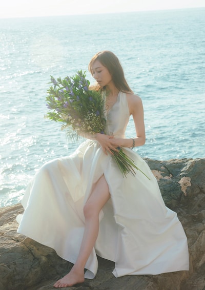 梅澤美波（乃木坂46）2nd写真集「透明な覚悟」Sony Music Shop限定版の裏表紙。（撮影：東京祐）