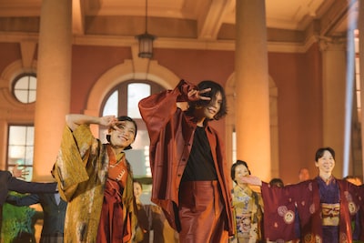 「第75回NHK紅白歌合戦」で披露された「さよーならまたいつか！」のパフォーマンスの様子。