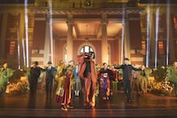 「第75回NHK紅白歌合戦」で披露された「さよーならまたいつか！」のパフォーマンスの様子。