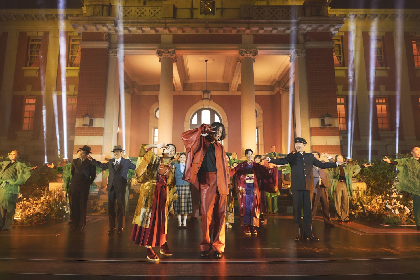 「第75回NHK紅白歌合戦」で披露された「さよーならまたいつか！」のパフォーマンスの様子。