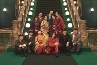 「第75回NHK紅白歌合戦」で披露された「さよーならまたいつか！」の集合写真。