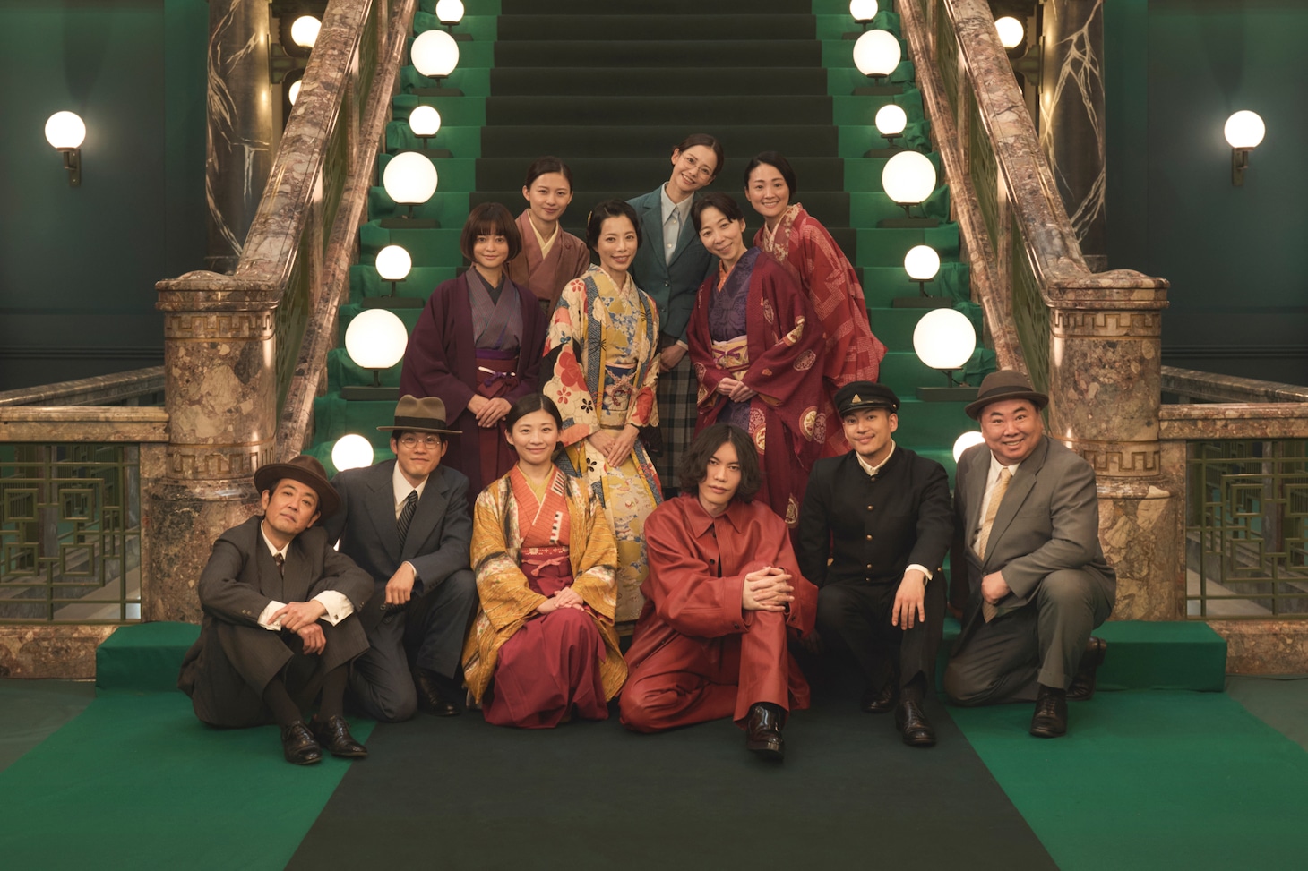 「第75回NHK紅白歌合戦」で披露された「さよーならまたいつか！」の集合写真。