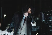 「第76回NHK紅白歌合戦」で披露された米津玄師「IRIS OUT」のパフォーマンスの様子。