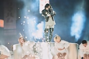 「第76回NHK紅白歌合戦」で披露された米津玄師「IRIS OUT」のパフォーマンスの様子。