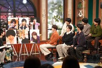 昔の写真を見るSixTONES。©︎日本テレビ