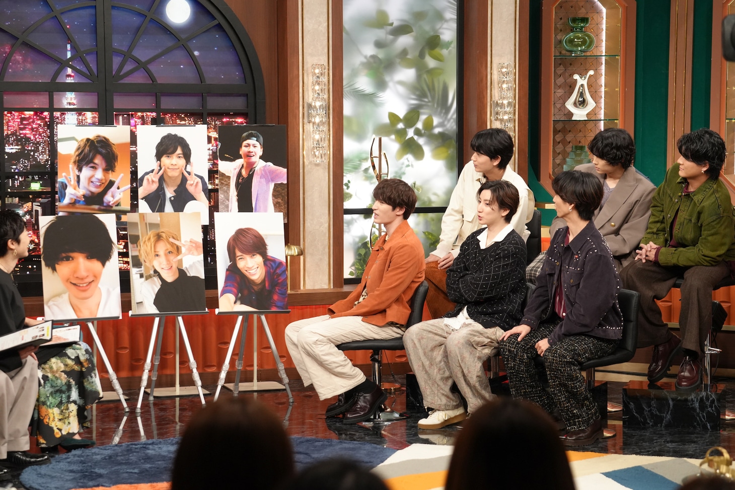 昔の写真を見るSixTONES。©︎日本テレビ