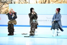 左からMAHINA、KOHARU、CHIKA（HANA）。