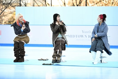 左からMAHINA、KOHARU、CHIKA（HANA）。