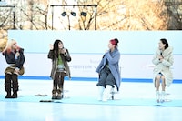 鈴木明子（右）から「いつか一緒に滑りながら踊りましょう」と声をかけられて喜ぶHANAの3人。