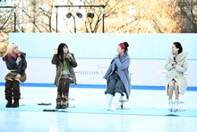 鈴木明子（右）から「いつか一緒に滑りながら踊りましょう」と声をかけられて喜ぶHANAの3人。