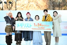 左からMAHINA、KOHARU、CHIKA（HANA）、春瀬なつみ、大塚剛央、鈴木明子。