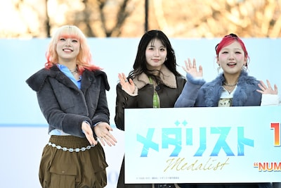 左からMAHINA、KOHARU、CHIKA（HANA）。