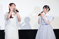 アメリカから帰国し、観客に手を振る三森すずこ（左）と温かく迎える佐倉綾音（右）