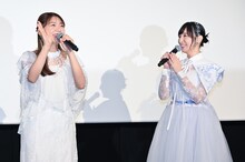 アメリカから帰国し、観客に手を振る三森すずこ（左）と温かく迎える佐倉綾音（右）