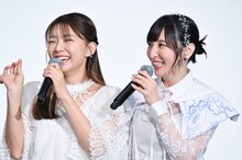 白蛇と対面した三森すずこ（左）と佐倉綾音（右）。