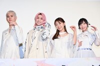 「白蛇：浮生 ～巡りめぐる運命の赤い糸～」にちなんで蛇のポーズをする武内駿輔、佐久間大介（Snow Man）、三森すずこ、佐倉綾音。