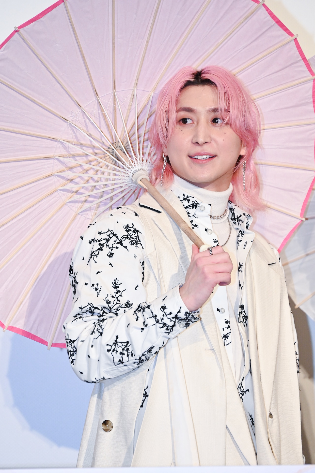 武井咲デビューシングル100枚に心を込めて直筆サイン - 音楽ナタリー