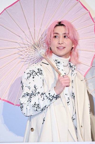 ピンクの傘を持つ佐久間大介（Snow Man）。