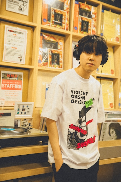 「SHOCKS! SHOCKS! SHOCKS!」ショートスリーブ Remixed by 河村康輔（モデル：小山田米呂 / 撮影：寺沢美遊 / 撮影協力：HMV record shop 渋谷）