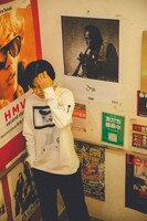 「中原昌也作業日誌 2004→2007」ロングスリーブ Remixed by 宇川直宏（モデル：小山田米呂 / 撮影：寺沢美遊 / 撮影協力：HMV record shop 渋谷）