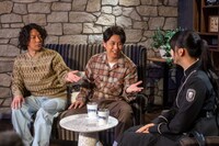 左から嶋佐和也、屋敷裕政、山﨑天。©NHK