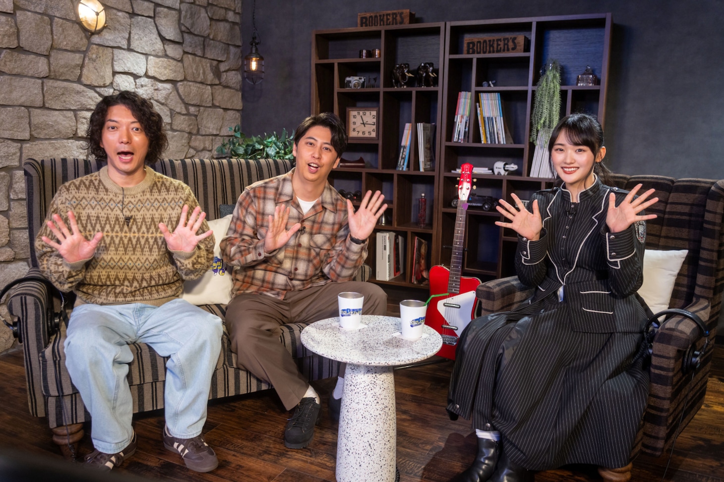 左から嶋佐和也、屋敷裕政、山﨑天。©NHK