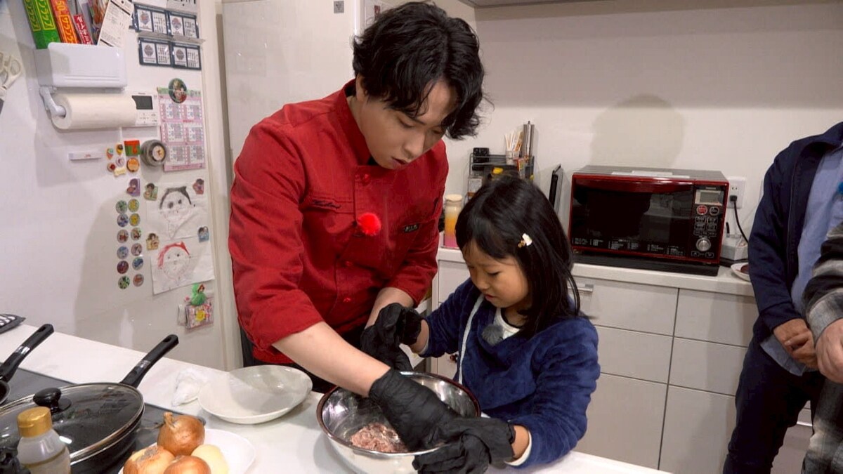 6歳の女の子と料理する宮舘涼太（Snow Man）。©TBS [画像ギャラリー 2