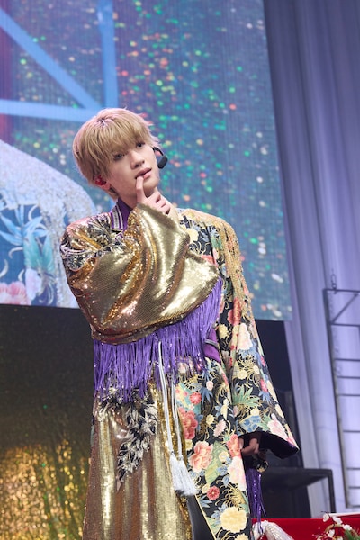 抵抗感を示しながらも“あざとかわいい”ポーズを披露した芳賀柊斗。（撮影：米山三郎）