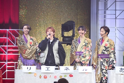観覧席から“借り物”として急遽ステージに上がったONE N' ONLYのEIKU（左から2番目）。（撮影：米山三郎）