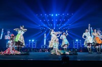 Kアリーナ横浜の真ん中で「エビ中」の文字を作る私立恵比寿中学。