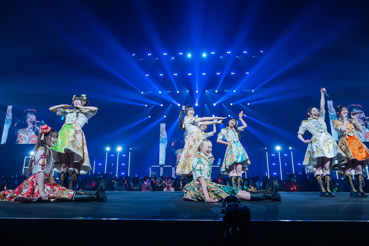 Kアリーナ横浜の真ん中で「エビ中」の文字を作る私立恵比寿中学。