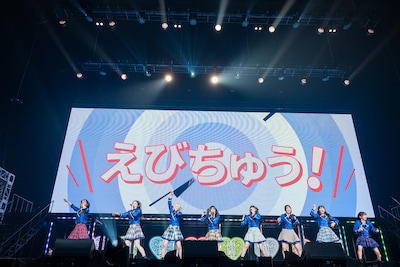 新曲「えび♡バディLOVE」を披露するえびちゅう。