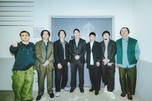 「Bialystocks 2+5 ツアー」出演者。左から越智俊介（B）、甫木元空（Vo / Bialystocks）、朝田拓馬（G）、菊池剛（Key / Bialystocks）、Taikimen（Per）、オオノリュータロー（Cho）、小山田和正（Dr）。（Photo by Daiki Miura）